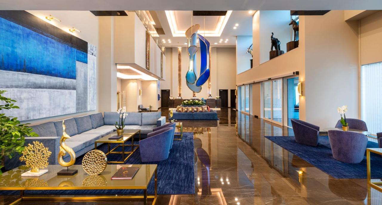 โรงแรมเซ็นทารา และเรสซิเดนซ์ เวสต์เบย์ โดฮา ภายนอก รูปภาพ The interior of the lounge