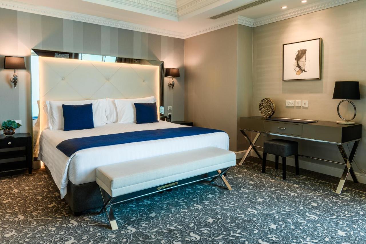 โรงแรมเซ็นทารา และเรสซิเดนซ์ เวสต์เบย์ โดฮา ภายนอก รูปภาพ A bedroom at the hotel