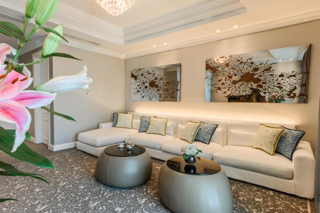 โรงแรมเซ็นทารา และเรสซิเดนซ์ เวสต์เบย์ โดฮา ภายนอก รูปภาพ The lobby of the hotel