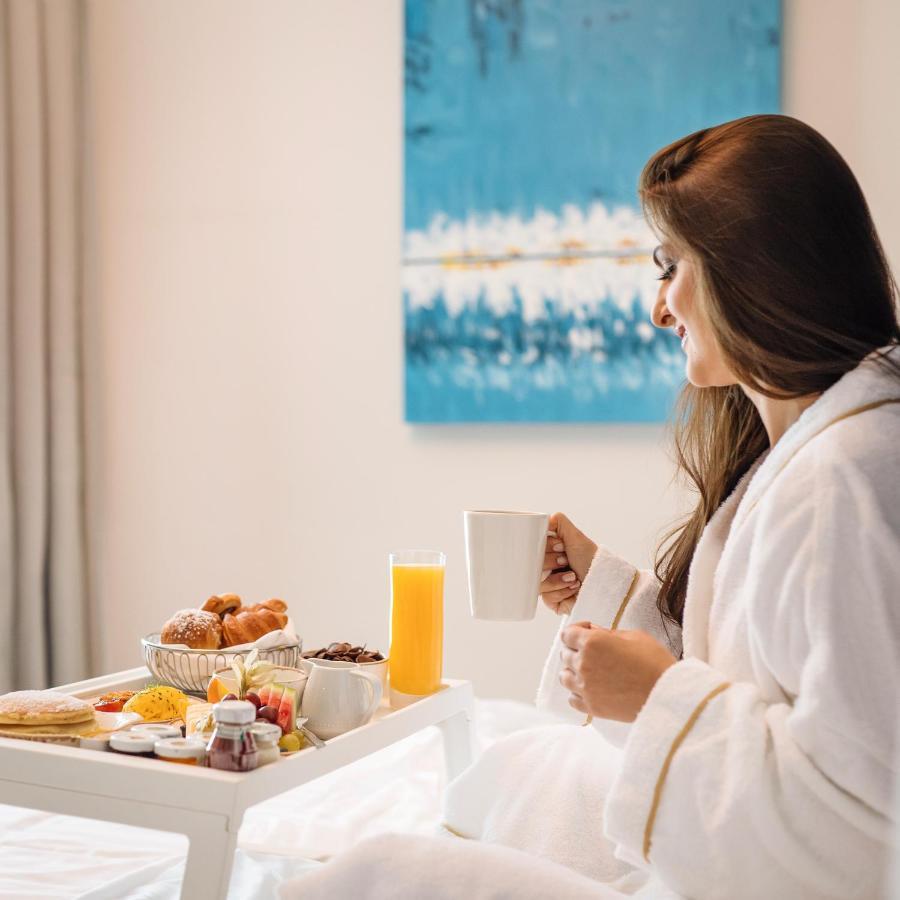 โรงแรมเซ็นทารา และเรสซิเดนซ์ เวสต์เบย์ โดฮา ภายนอก รูปภาพ A woman in a bathrobe