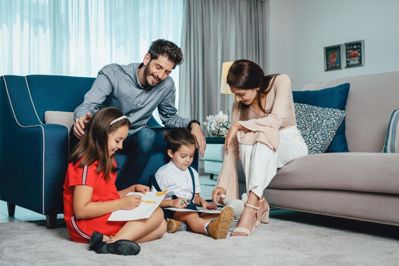 โรงแรมเซ็นทารา และเรสซิเดนซ์ เวสต์เบย์ โดฮา ภายนอก รูปภาพ A family