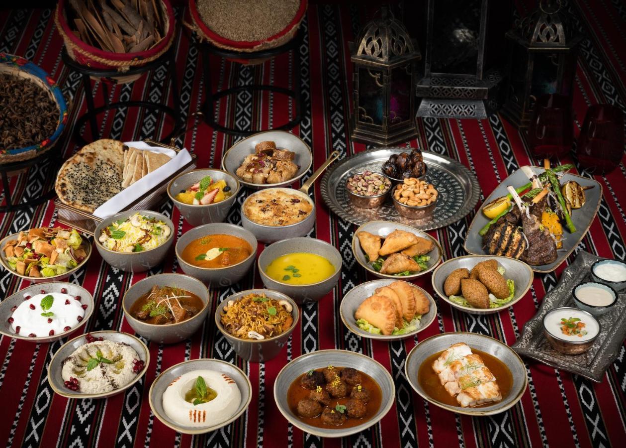 โรงแรมเซ็นทารา และเรสซิเดนซ์ เวสต์เบย์ โดฮา ภายนอก รูปภาพ A selection of traditional Emirati cuisine