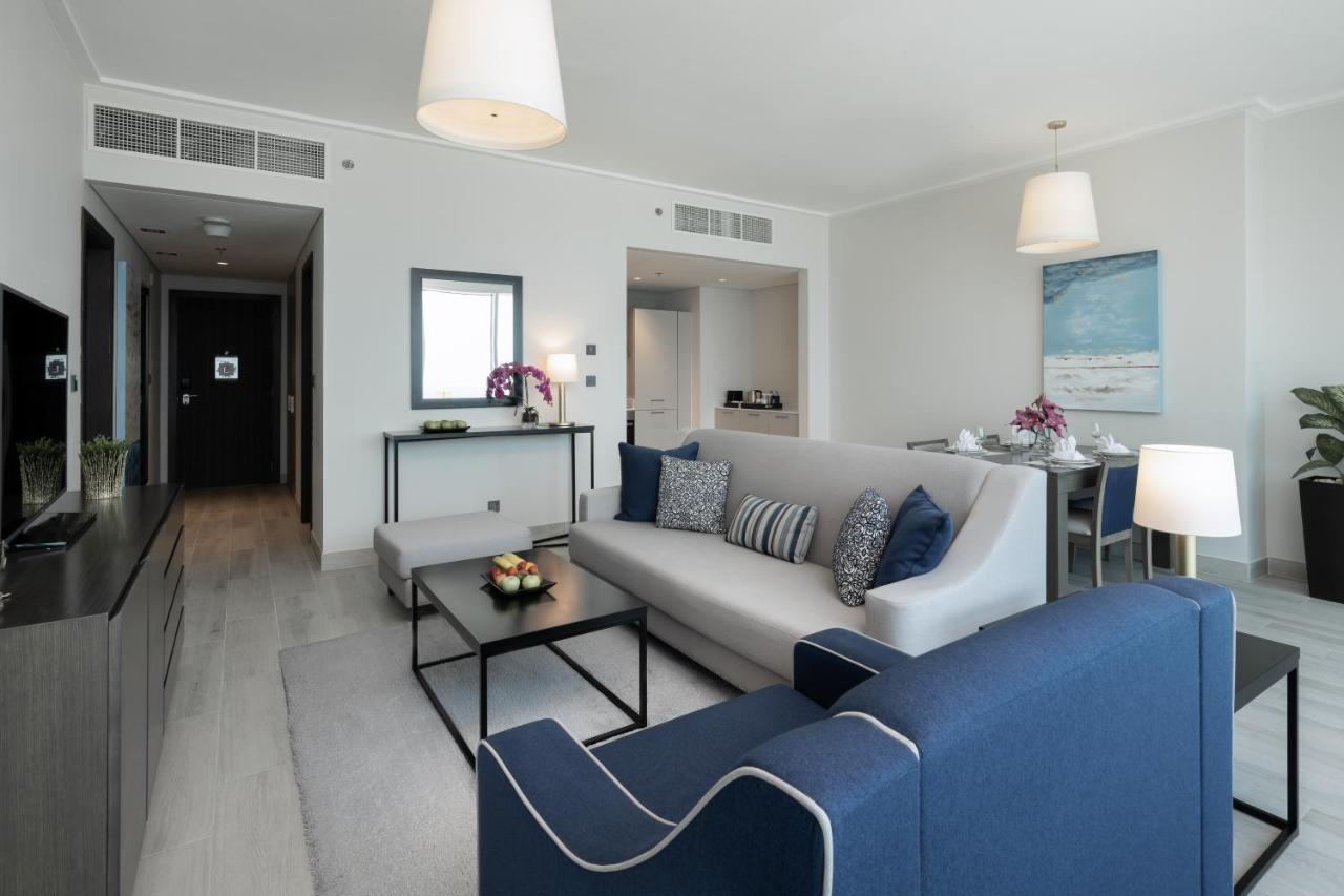 โรงแรมเซ็นทารา และเรสซิเดนซ์ เวสต์เบย์ โดฮา ภายนอก รูปภาพ A living room at the Address Downtown Hotel
