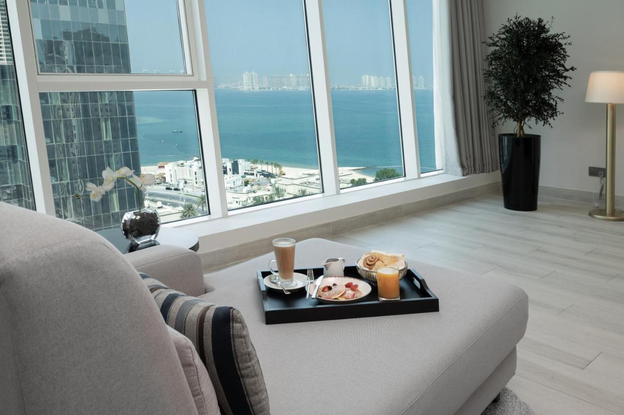 โรงแรมเซ็นทารา และเรสซิเดนซ์ เวสต์เบย์ โดฮา ภายนอก รูปภาพ A view from a suite at the Ritz-Carlton, DIFC