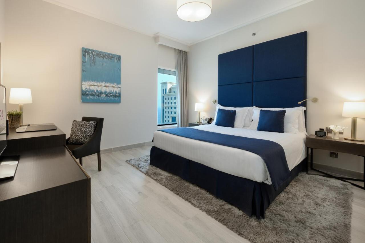 โรงแรมเซ็นทารา และเรสซิเดนซ์ เวสต์เบย์ โดฮา ภายนอก รูปภาพ A bedroom at the hotel