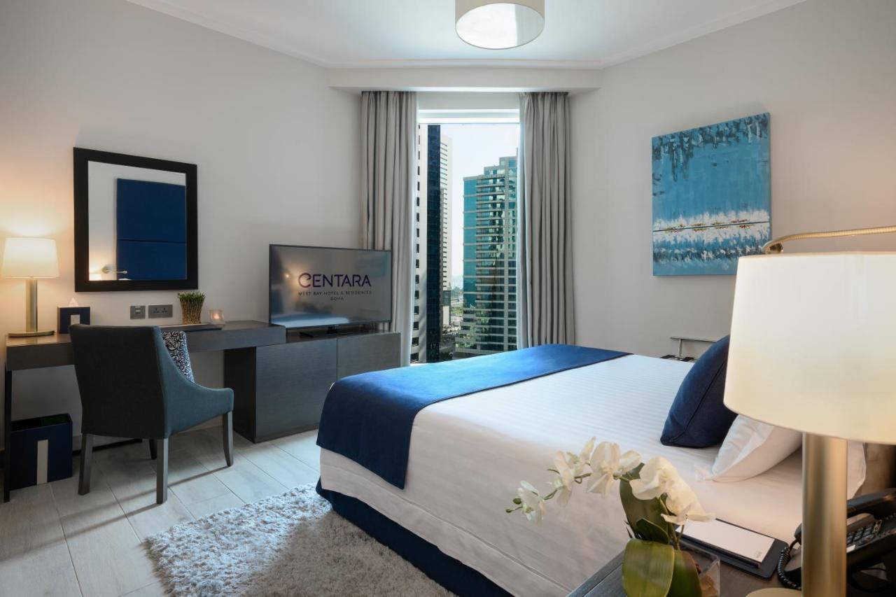 โรงแรมเซ็นทารา และเรสซิเดนซ์ เวสต์เบย์ โดฮา ภายนอก รูปภาพ A bedroom at the hotel