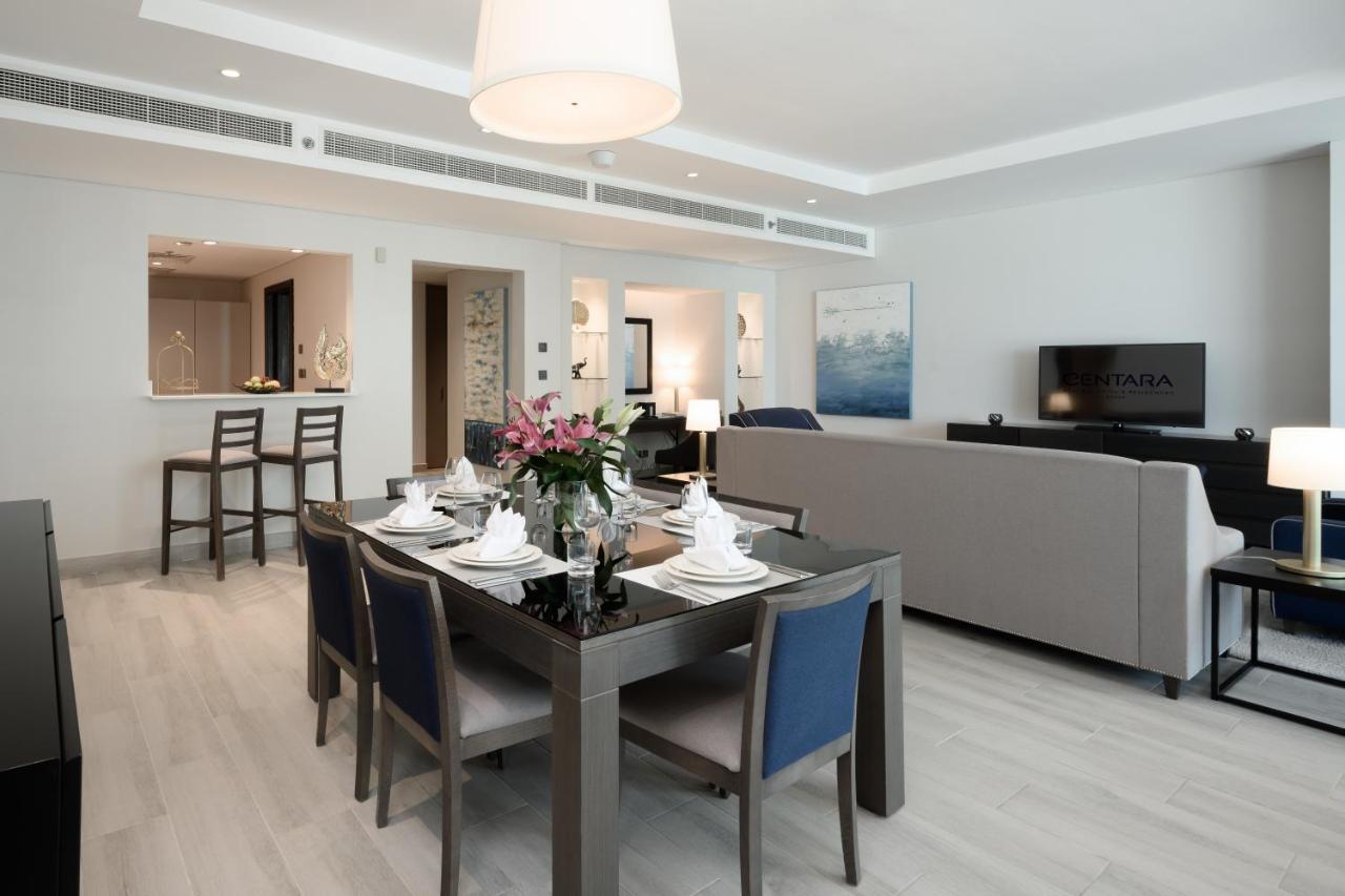 โรงแรมเซ็นทารา และเรสซิเดนซ์ เวสต์เบย์ โดฮา ภายนอก รูปภาพ A living room at the Ritz-Carlton, DIFC