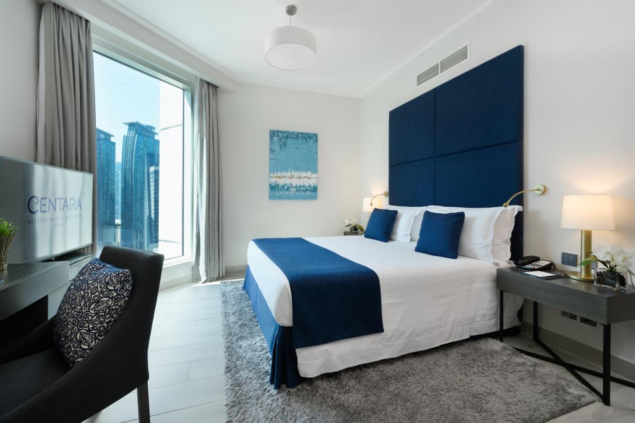 โรงแรมเซ็นทารา และเรสซิเดนซ์ เวสต์เบย์ โดฮา ภายนอก รูปภาพ A bedroom at the Address Downtown Hotel