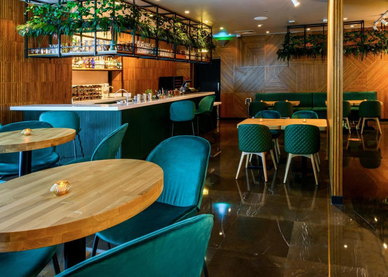 โรงแรมเซ็นทารา และเรสซิเดนซ์ เวสต์เบย์ โดฮา ภายนอก รูปภาพ The interior of the restaurant