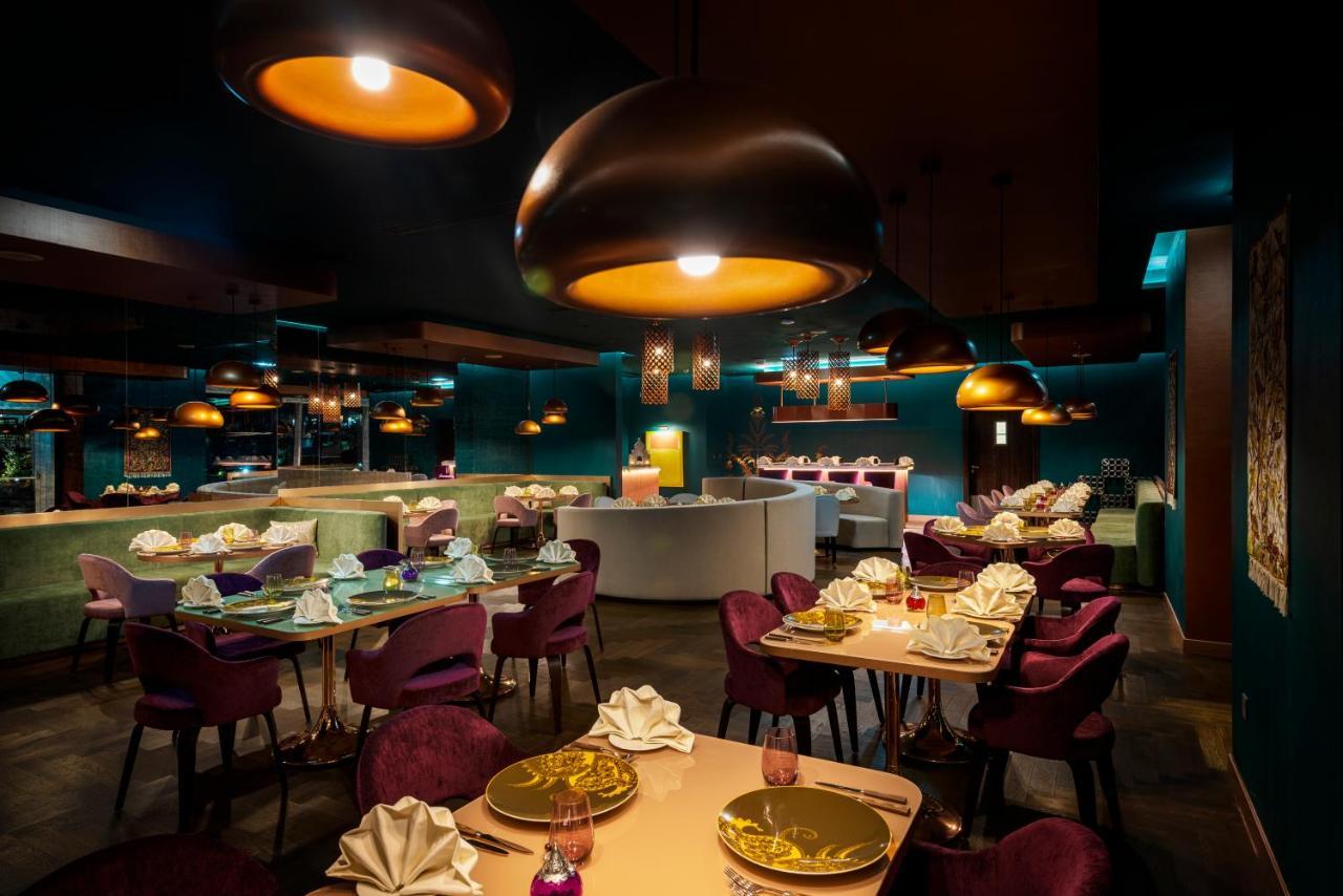โรงแรมเซ็นทารา และเรสซิเดนซ์ เวสต์เบย์ โดฮา ภายนอก รูปภาพ The interior of the restaurant