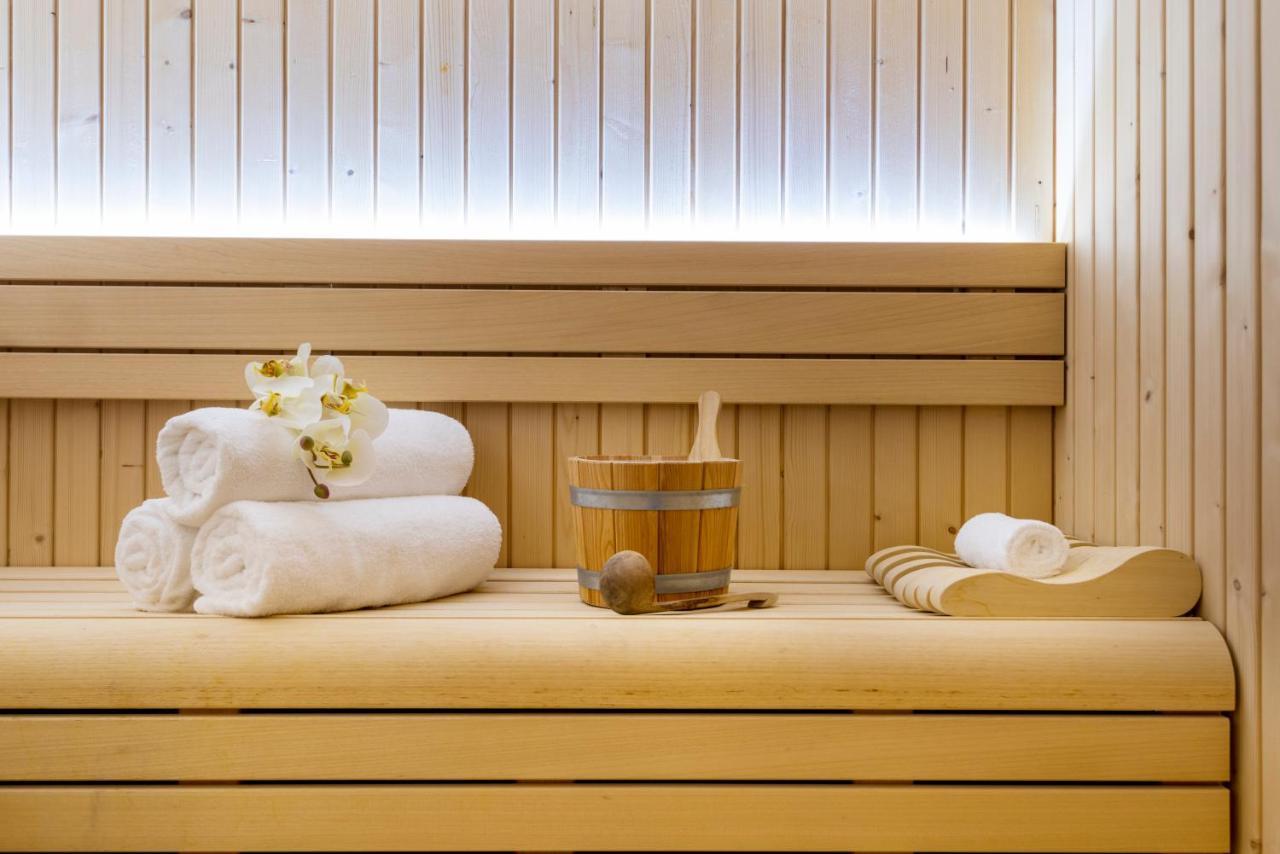 โรงแรมเซ็นทารา และเรสซิเดนซ์ เวสต์เบย์ โดฮา ภายนอก รูปภาพ Sauna accessories