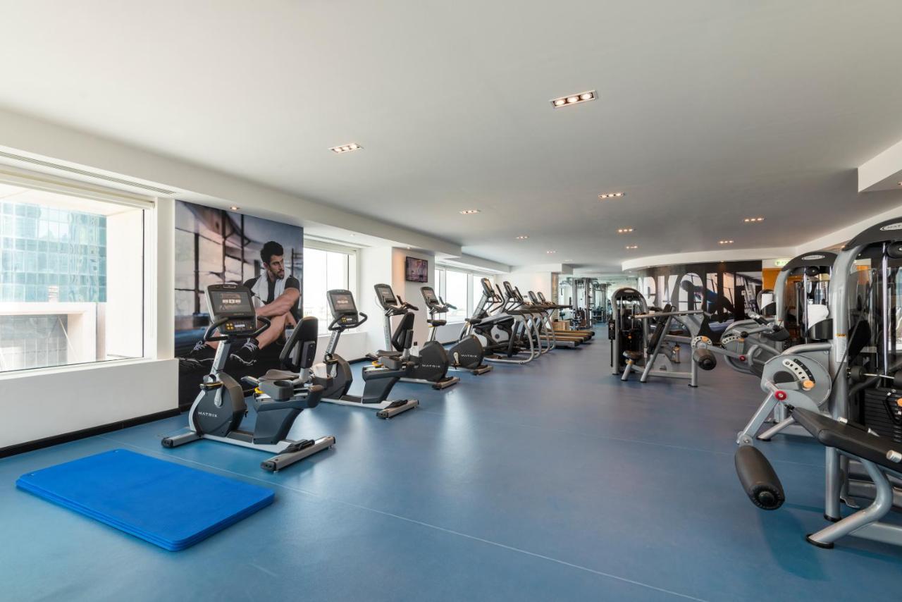 โรงแรมเซ็นทารา และเรสซิเดนซ์ เวสต์เบย์ โดฮา ภายนอก รูปภาพ The gym at the hotel