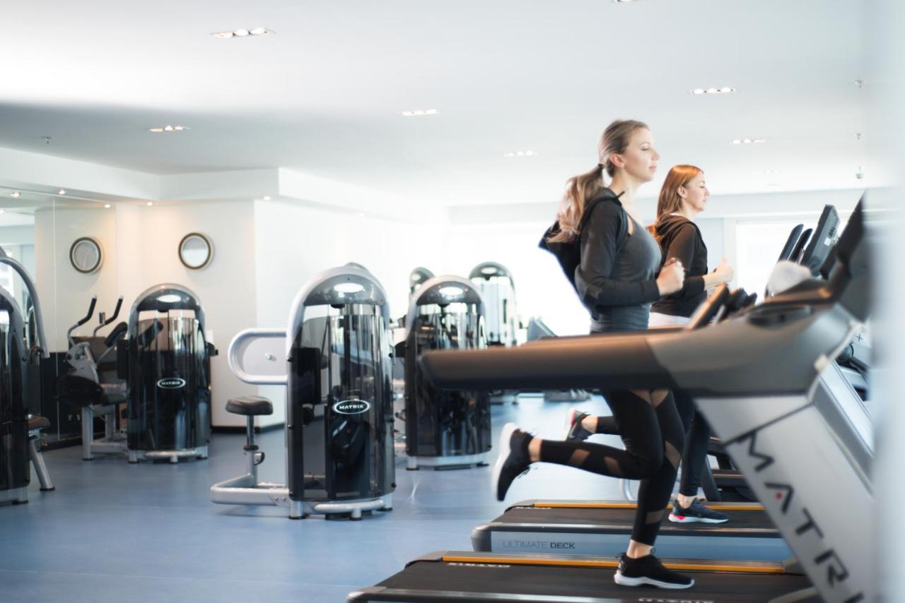 โรงแรมเซ็นทารา และเรสซิเดนซ์ เวสต์เบย์ โดฮา ภายนอก รูปภาพ The gym at the InterContinental