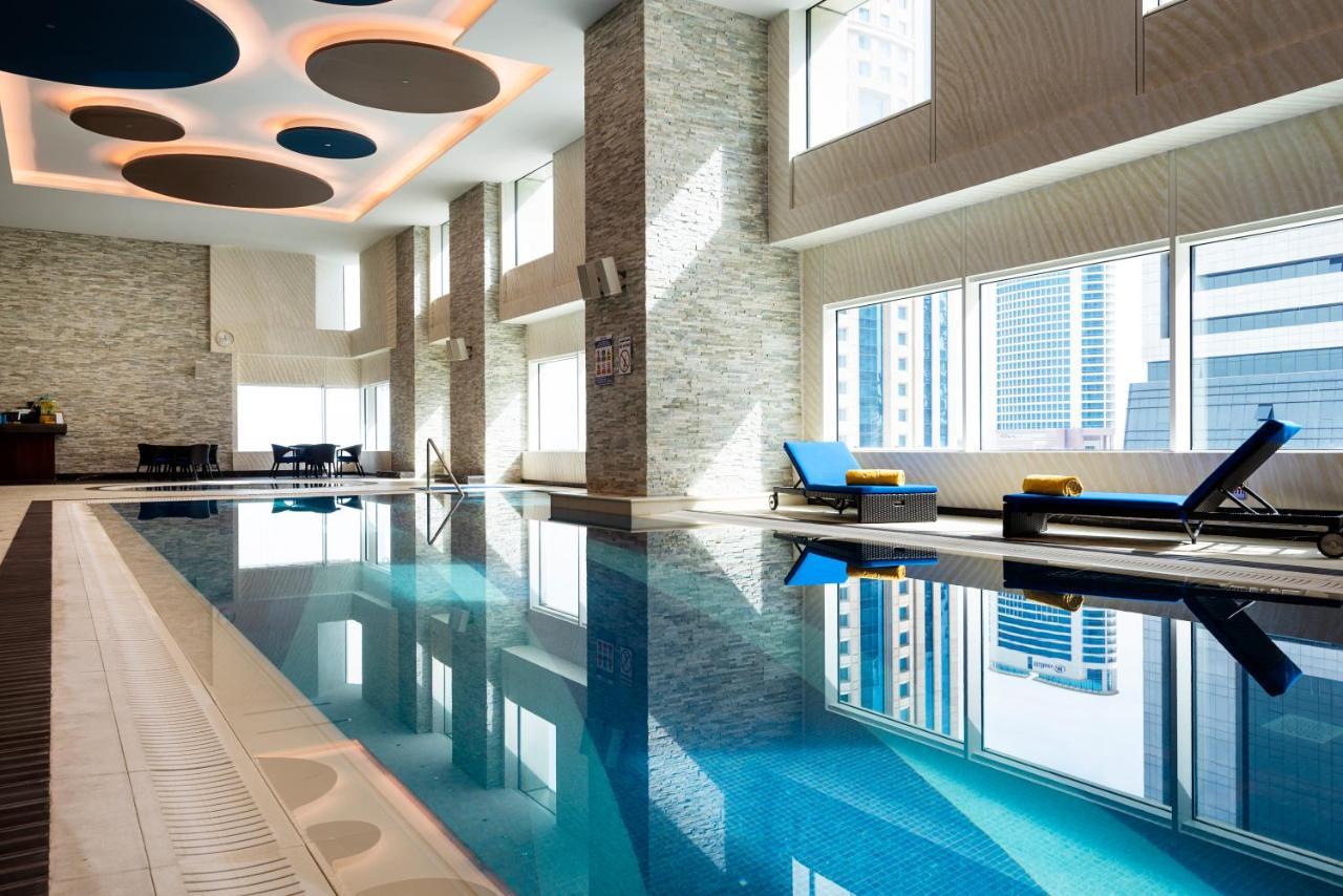 โรงแรมเซ็นทารา และเรสซิเดนซ์ เวสต์เบย์ โดฮา ภายนอก รูปภาพ The pool at the hotel